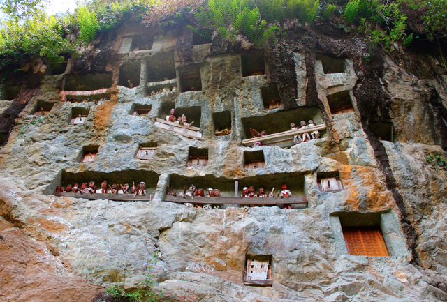 tana toraja effigies mountain