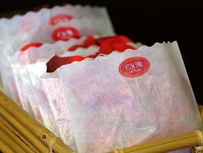 Our Weekly Tip: Toss Valentine’s Day Remembrance Kisses and HugsLet guests join in the scattering of ashes at a V-Day memorial service