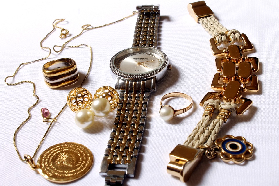 What Is an Estate Organizer, and How Do They Help Families Heal? (Interview)An estate organizer talks about respectfully sorting through a loved one's possessions