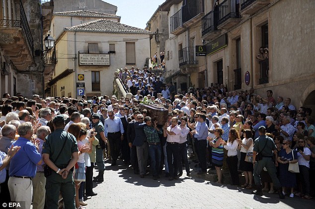 Crowds mourn at the death of a bullfighter