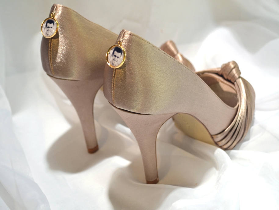 Charms can help in honoring a deceased parent at a wedding