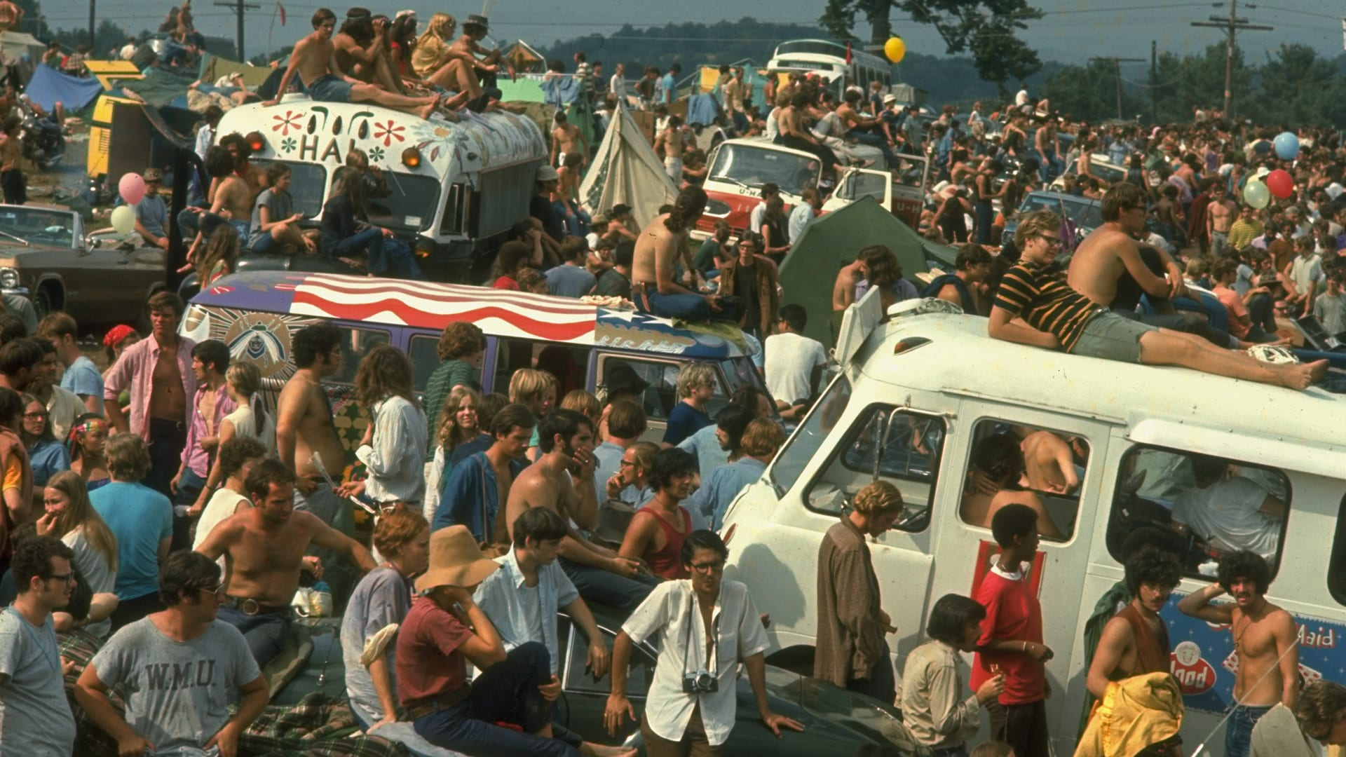 Crowds pour into Woodstock on