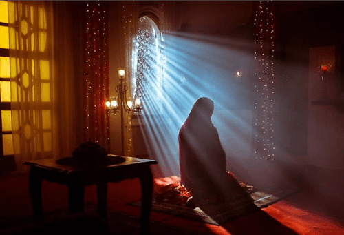 A woman prays with the dying in the Muslim tradition