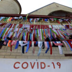 Memorial flags to COVID deaths in early 2020