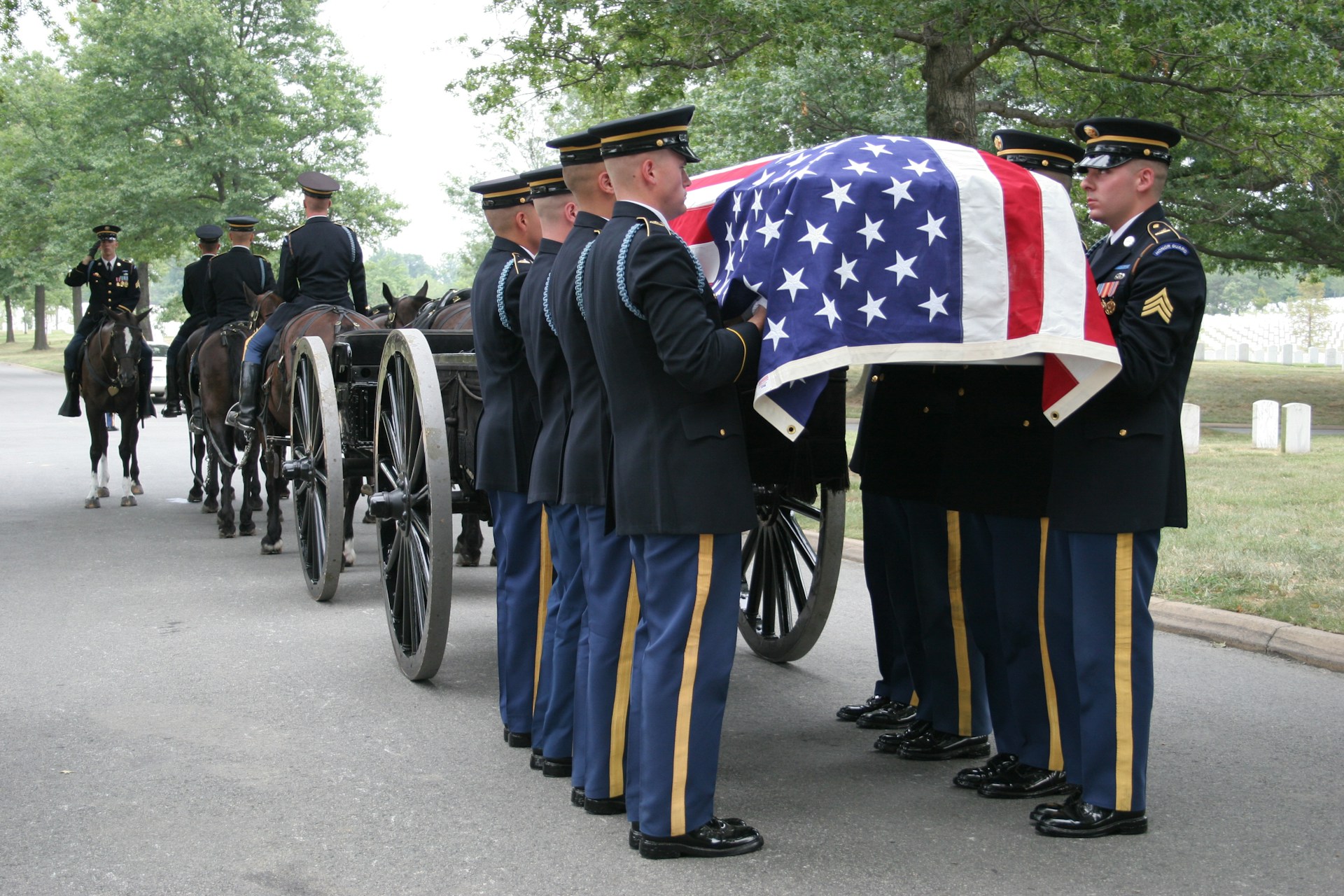 Bill Would Allow Veterans Options in BurialThe Loved Ones Interment Act would end policy that prevents those who receive urns or plaques from being interred in national cemeteries