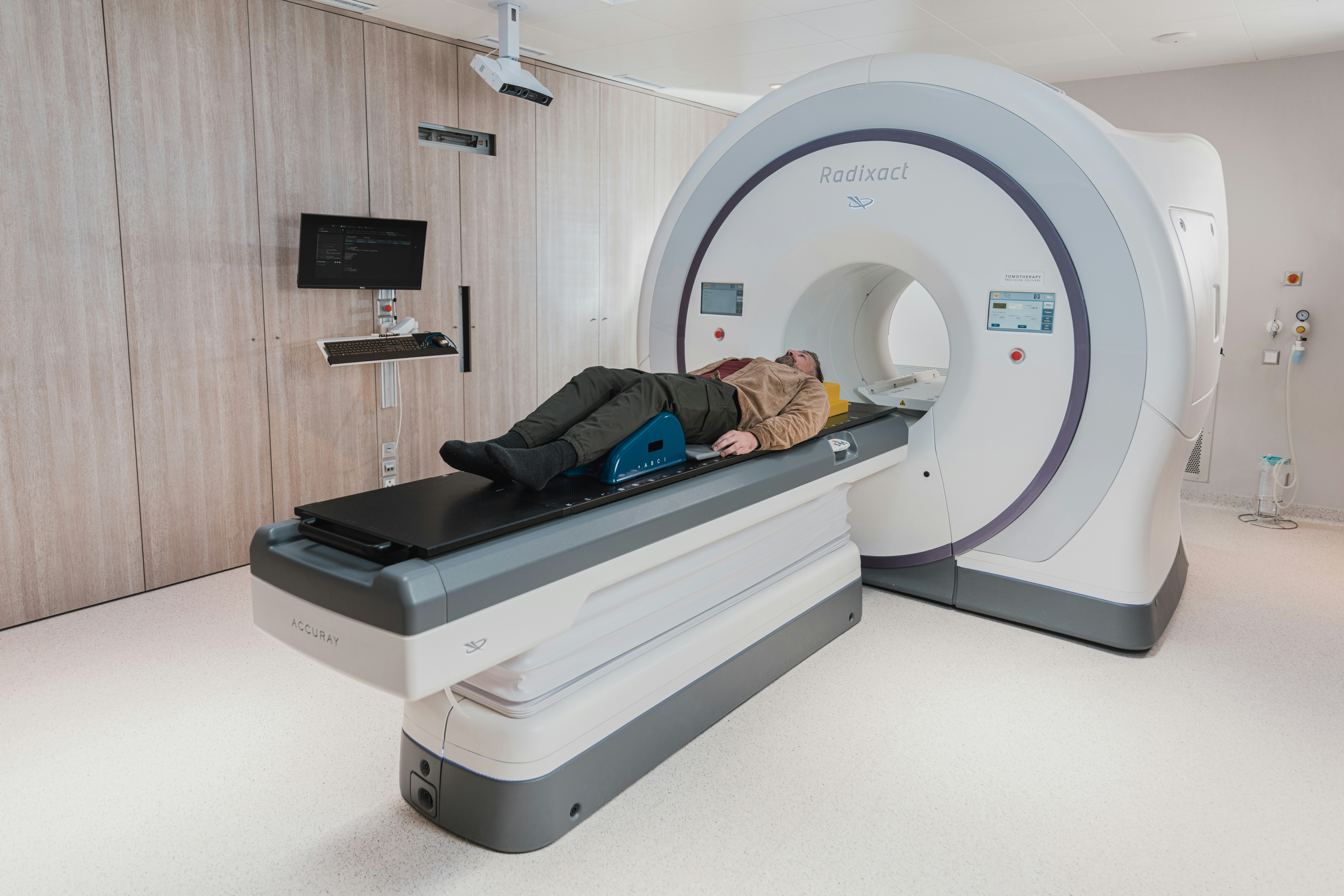 a man is having an MRI done for dementia diagnosis